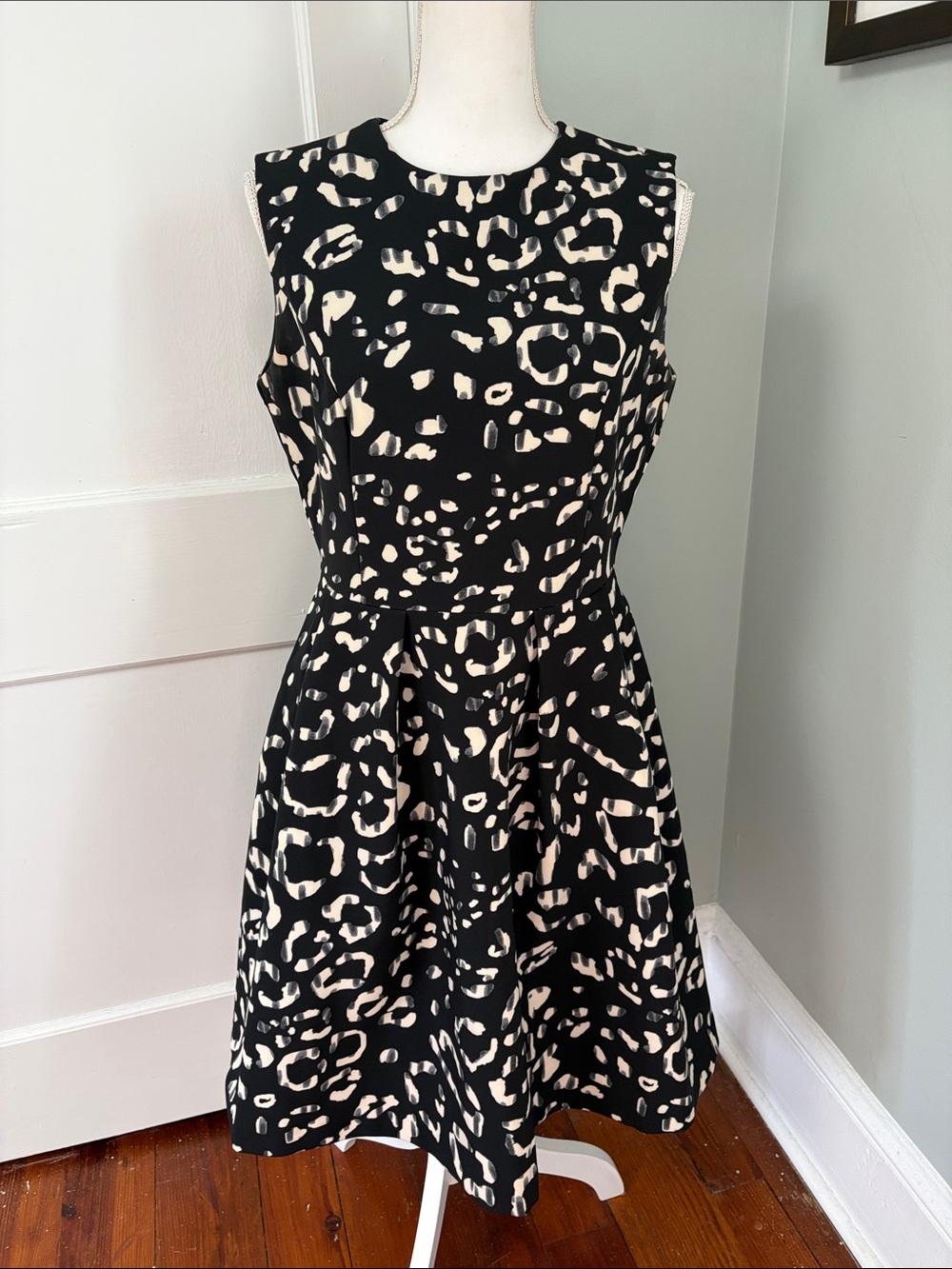 H&M Black Cream Sleeveless Fit-and-Flare Dress Scuba Size 10 Animal Print